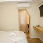 Hotel Petite Maison Hermes Center 3*