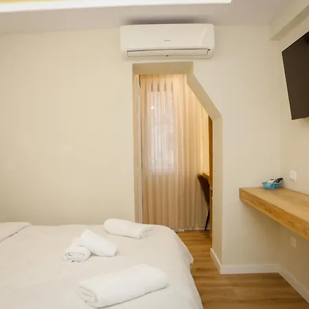 Hotel Petite Maison Hermes 3*