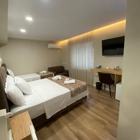Petite Maison Hermes 3* تيرانا