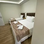 Hotel Petite Maison Hermes Center 3*