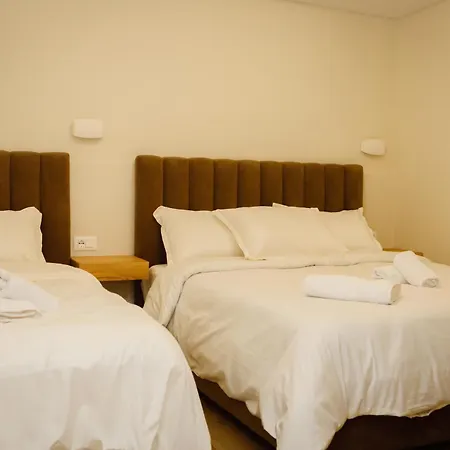 Petite Maison Hermes Center 3* تيرانا