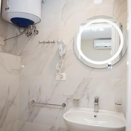 Hotel Petite Maison Hermes 3*