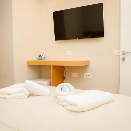 Petite Maison Hermes Center تيرانا