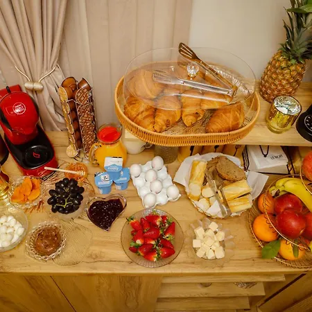 Petite Maison Hermes Center 3* تيرانا