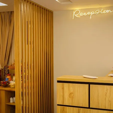 Petite Maison Hermes Center 3* Tirana