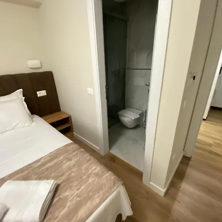 Petite Maison Hermes Center 3* تيرانا