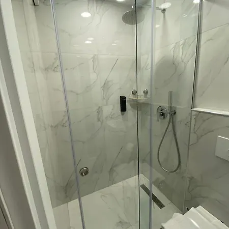 فندق Petite Maison Hermes Center 3*