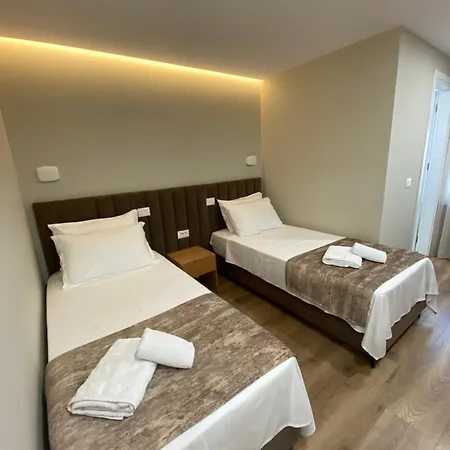 Petite Maison Hermes Center تيرانا