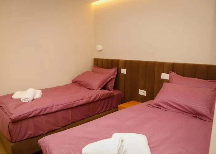 Petite Maison Hermes Center 3* تيرانا