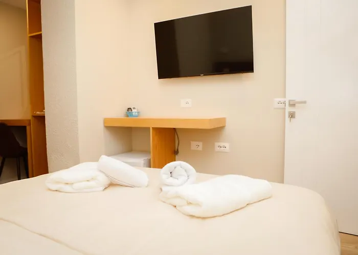 Petite Maison Hermes Center تيرانا