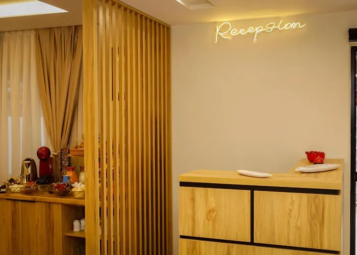 Petite Maison Hermes Center 3* تيرانا