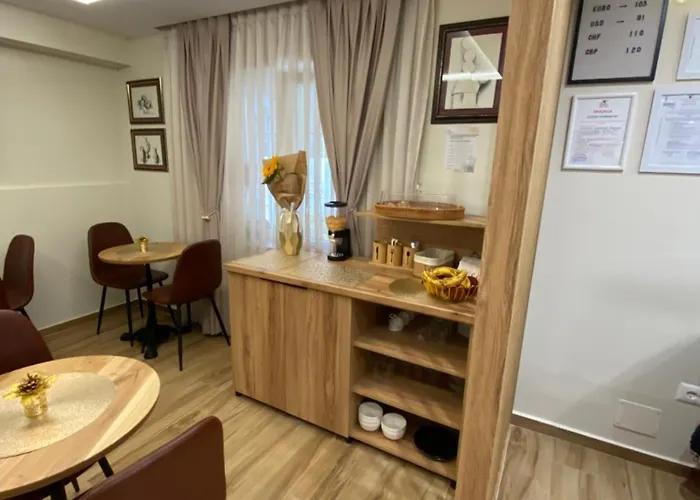 Petite Maison Hermes Center Тирана