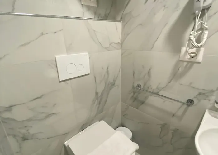 Petite Maison Hermes Center فندق تيرانا