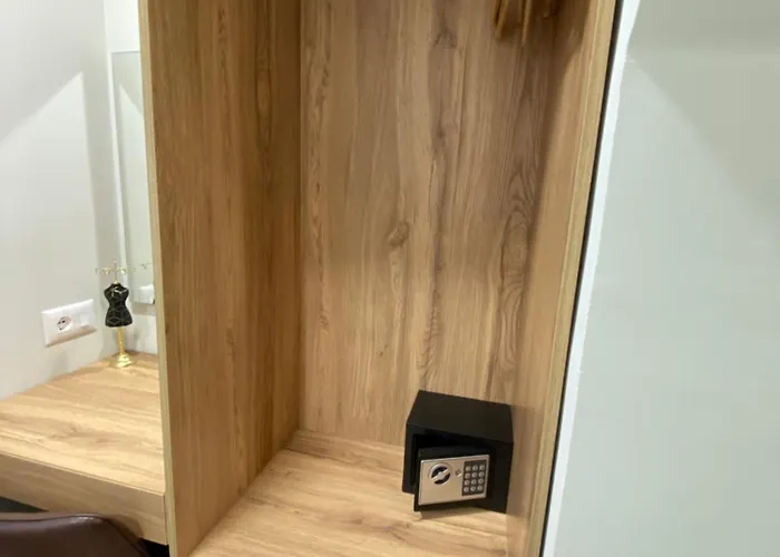 Petite Maison Hermes Center Отель