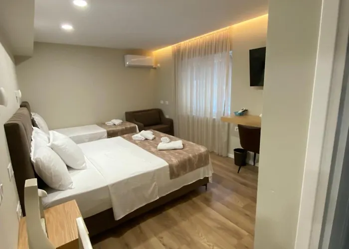 Petite Maison Hermes Center 3* Тирана