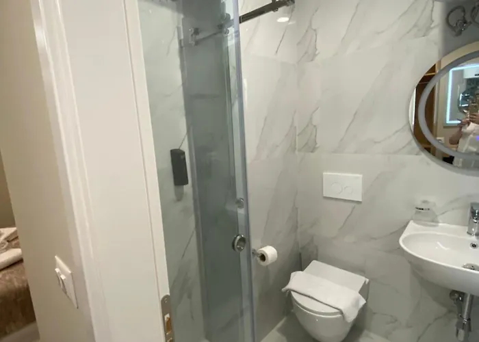 Petite Maison Hermes Center فندق تيرانا